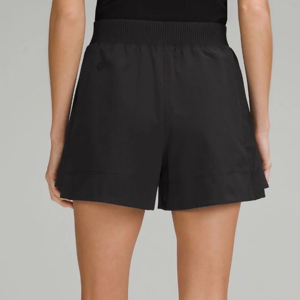 Lululemon Stretch Woven Relaxed-Fit High-Rise
Short 4" - Size M - Picture 2 of 6